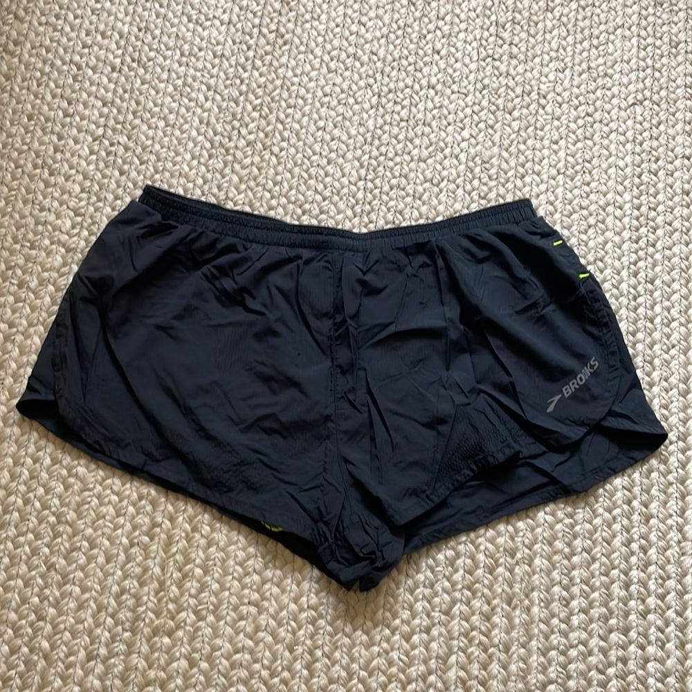 Men’s Brooks Running Shorts Black Lined Size Small, 2 secret pockets